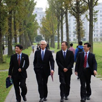 President Reveley (center left) walking with UESTC President Li (center right).